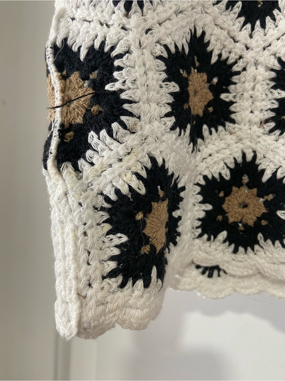 POL Crochet Floral Square Neck Crop Top in White & Black - Picture 5 of 6